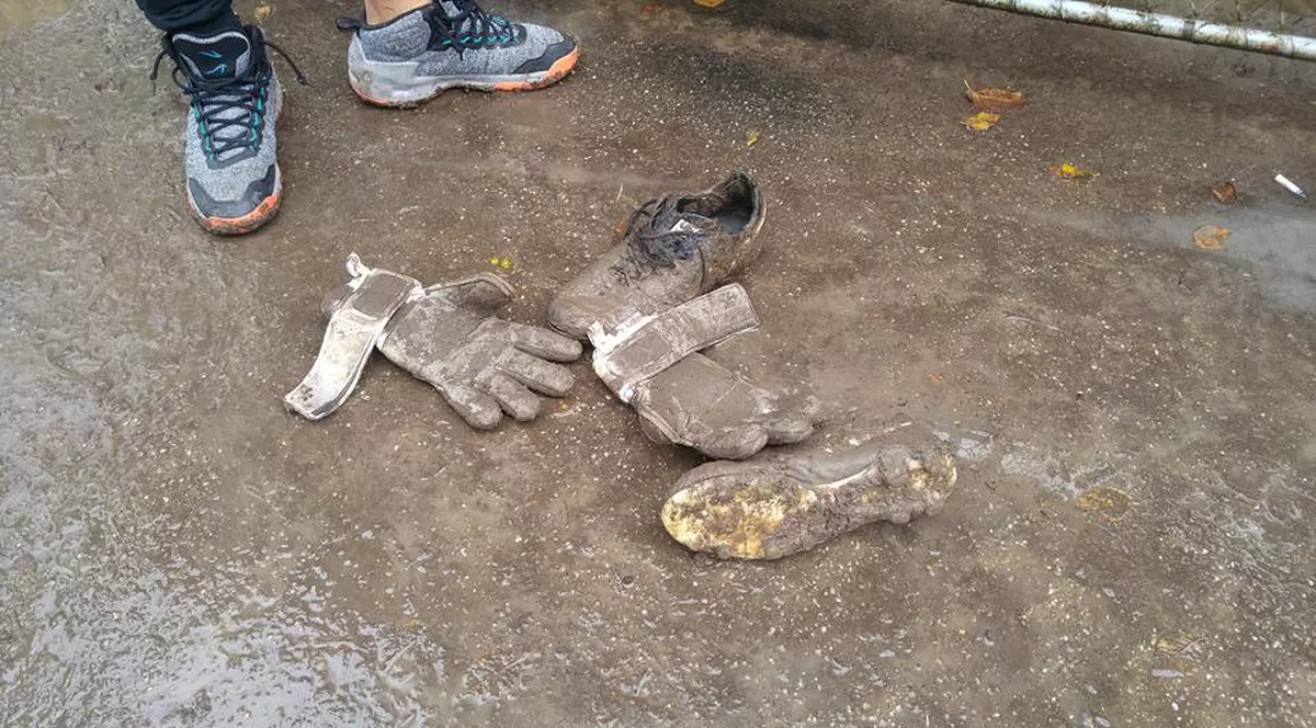 Federația Română de Fotbal se laudă cu loturi de Elită, dar juniorii joacă prin noroaie. Se întâmplă în București