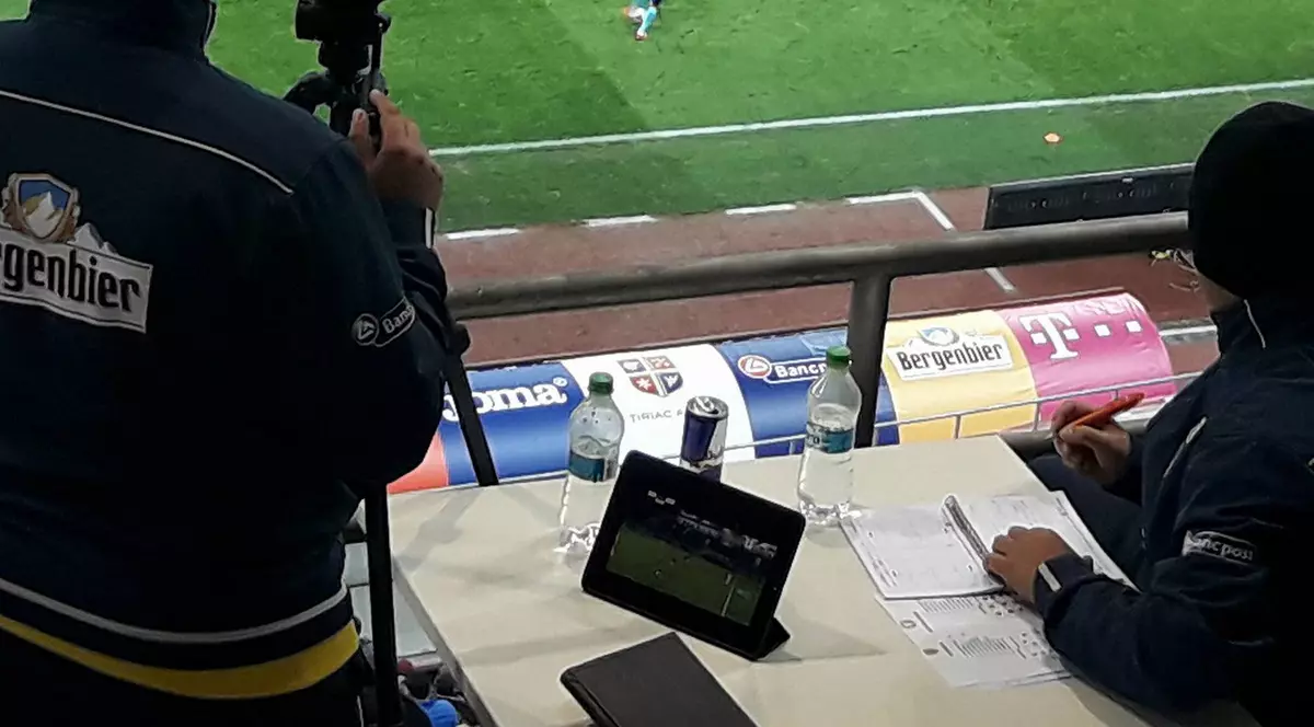 Diferența dintre noi și olandezi. Noi cu pixul, ei cu tastatura