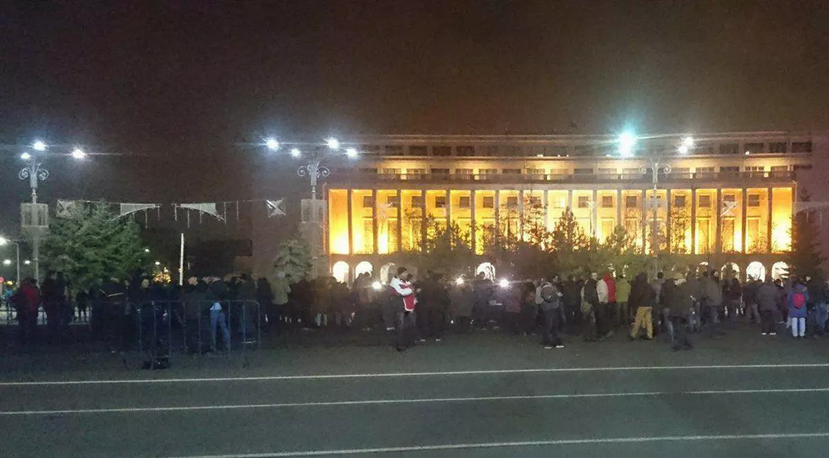 FOTO/ Protest în Piața Victoriei. Oamenii scandează lozinci antiguvernamentale -  "Incompetenții, inapții, inadaptații"