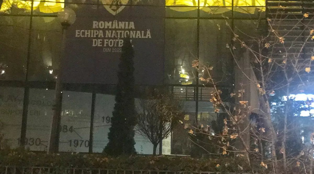 Brandul echipei naționale, pe sediul FRF. ”Casa Fotbalului” a fost acoperită cu o bucată de pânză