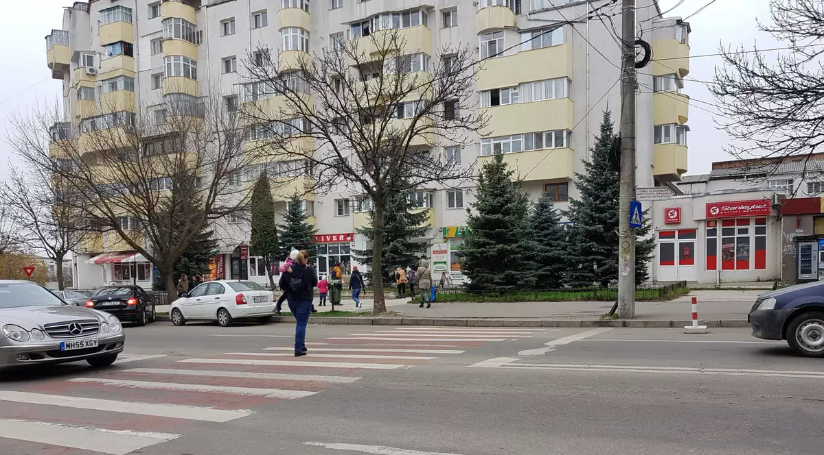 Femeie lovită de un autobuz pe trecerea de pietoni și proiectată pe trotuar, la Timișoara