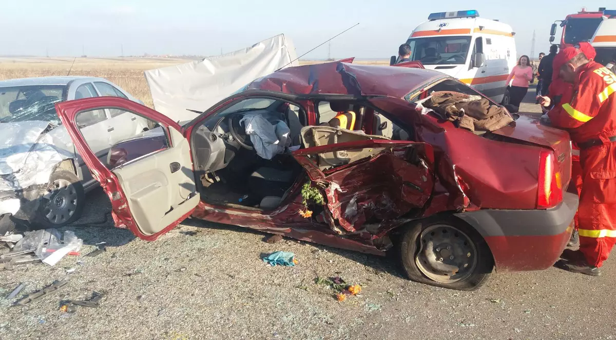 Accident grav în Dolj. O fetiță de 10 ani a murit şi părinții acesteia au fost răniți după ce maşina lor a intrat pe contrasens