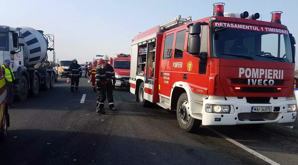 Alba: Trei răniţi după ce un microbuz de transport persoane s-a ciocnit cu două autoturisme, pe DN 1