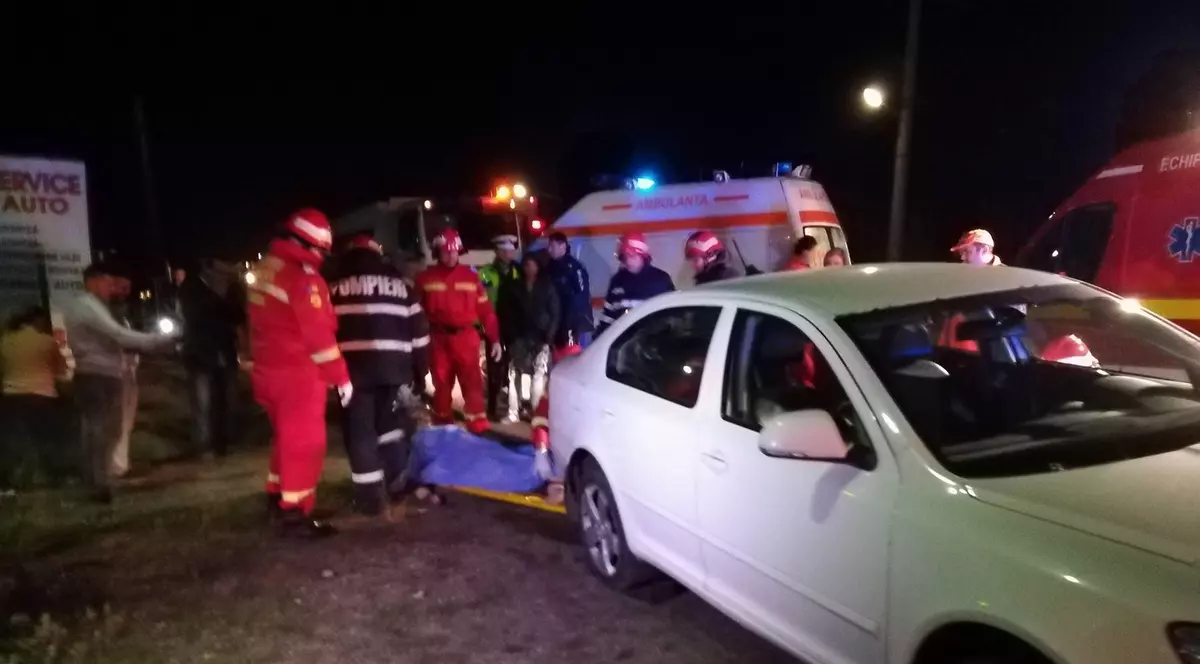 O femeie din Vrancea a murit cu capul strivit sub o mașină