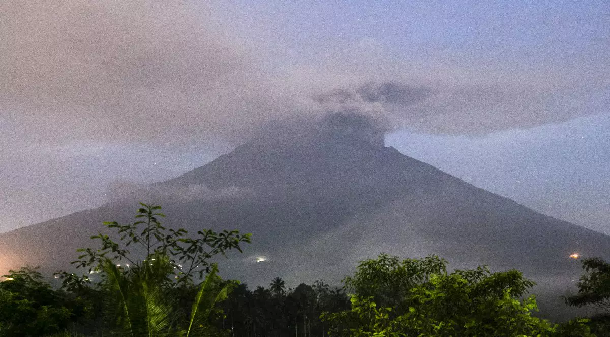 Vulcanul Agung din Bali a erupt