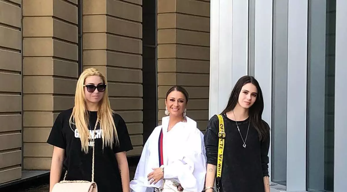 EXCLUSIV/ Anamaria Prodan le-a făcut fiicelor sale contracte... de fotbaliști: “Au salariu de 1.000$ pe lună și primesc bonusuri în funcție de performanță!”