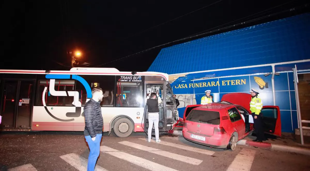 Autobuz proiectat într-o casă funerară, în urma unui accident în Buzău