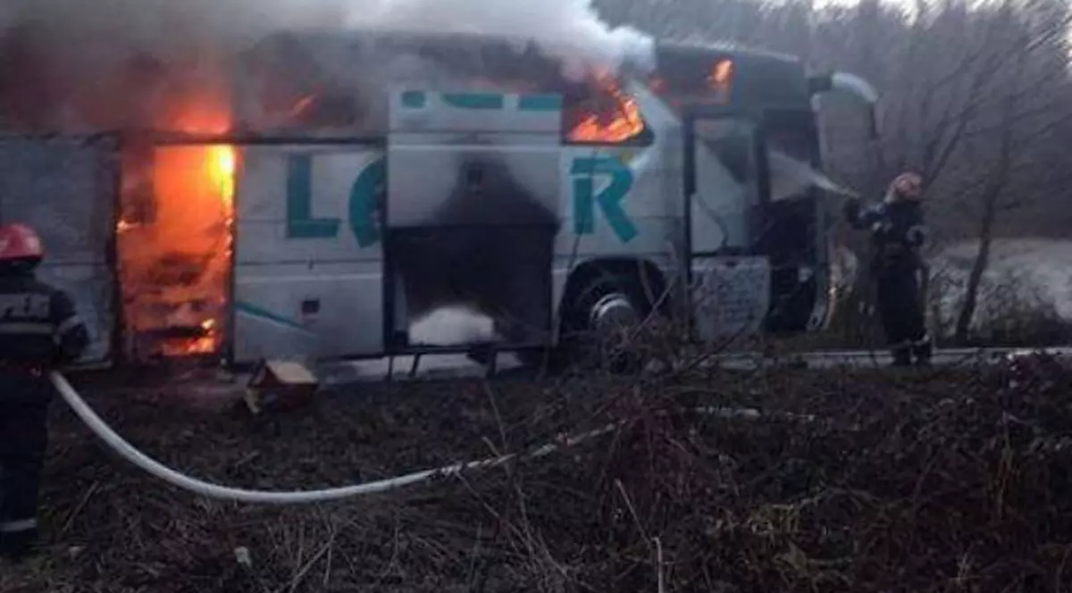 Un autocar a luat foc pe DN7, în zona Dealul Negru. Foto de arhivă cu un autocar în flăcări