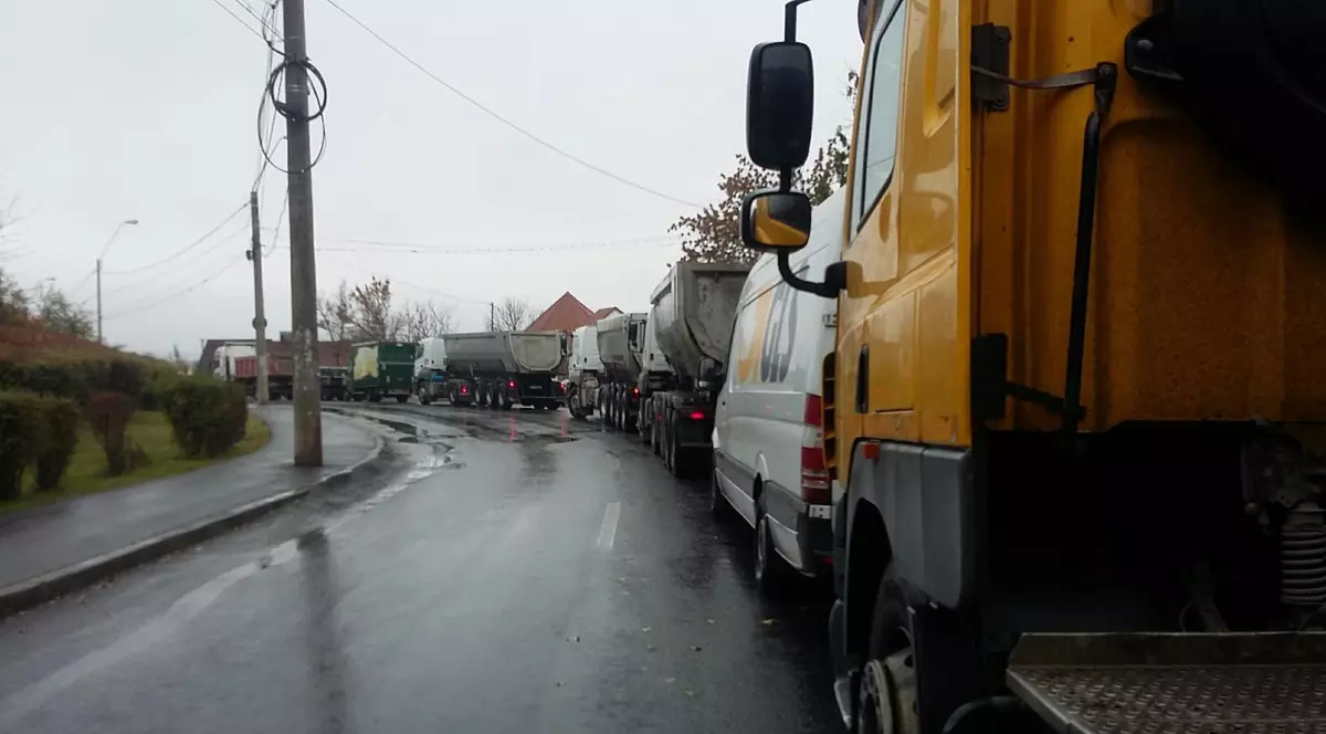 Aglomerație la punctul de trecere a Dunării cu bacul de la Galați