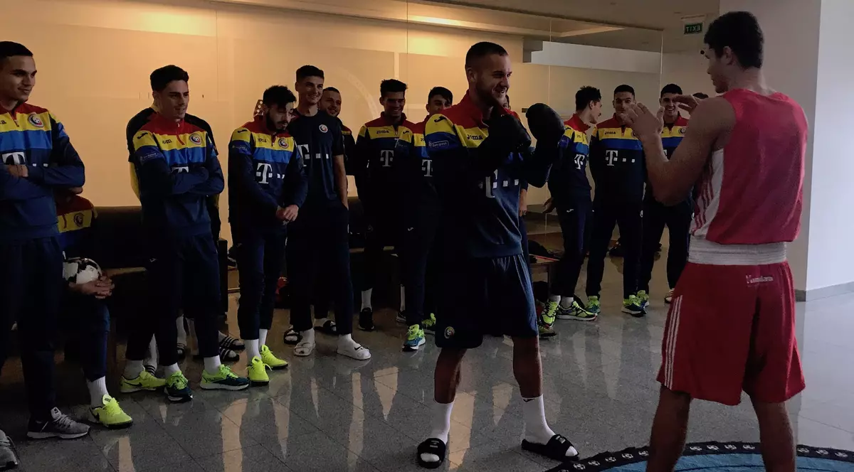Doi campioni europeni de tineret la box, stelistul Robert Jitaru și dinamovistul Andrei Arădoaie, le-au dat lecții tricolorilor mici | FOTO&VIDEO