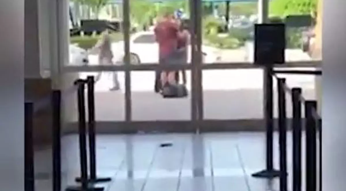 Moment șocant în fața aeroportului. Cearta unui cuplu se transformă într-un coșmar | VIDEO