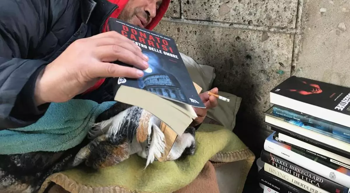 Un cerșetor român din Milano i-a impresionat pe italieni cu pasiunea sa pentru cărți