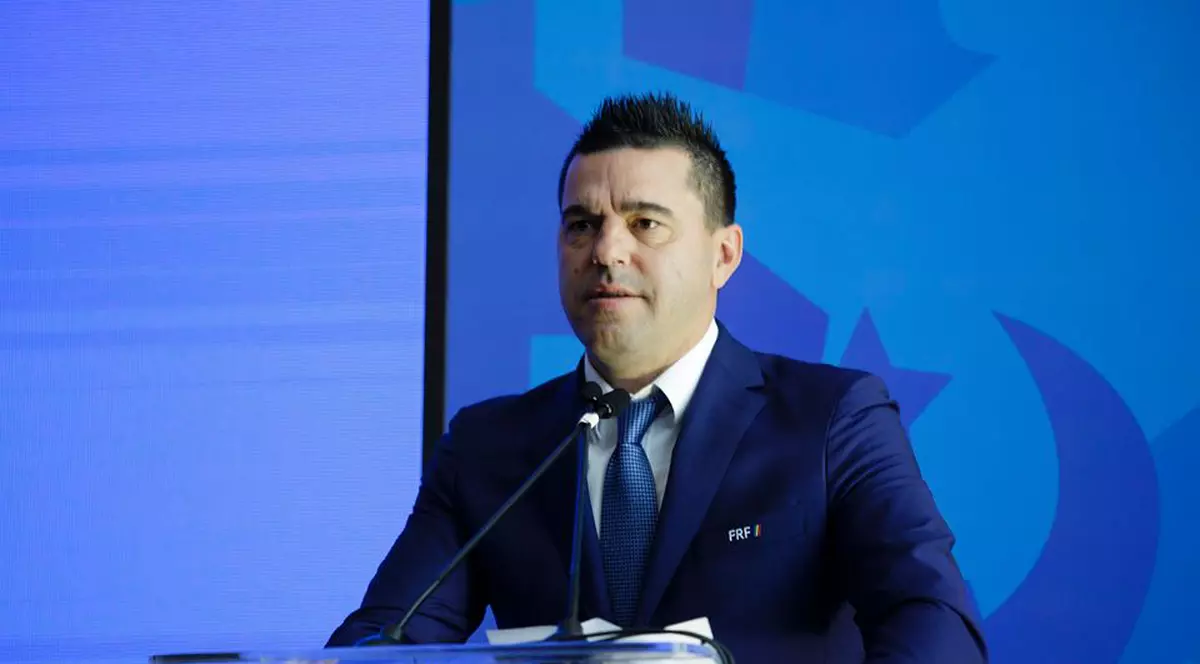 Cosmin Contra susține o conferință de presă