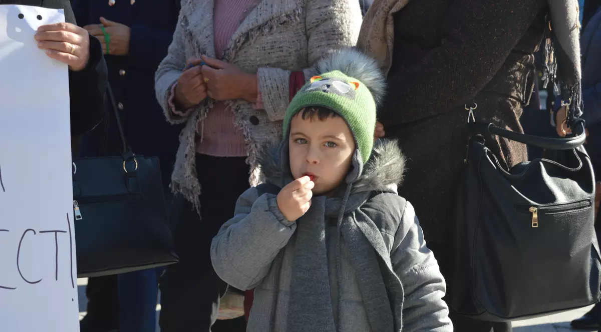 Asistentul maternal care și-a scos la proteste copilul din plasament, sancționat de DGASPC Vaslui