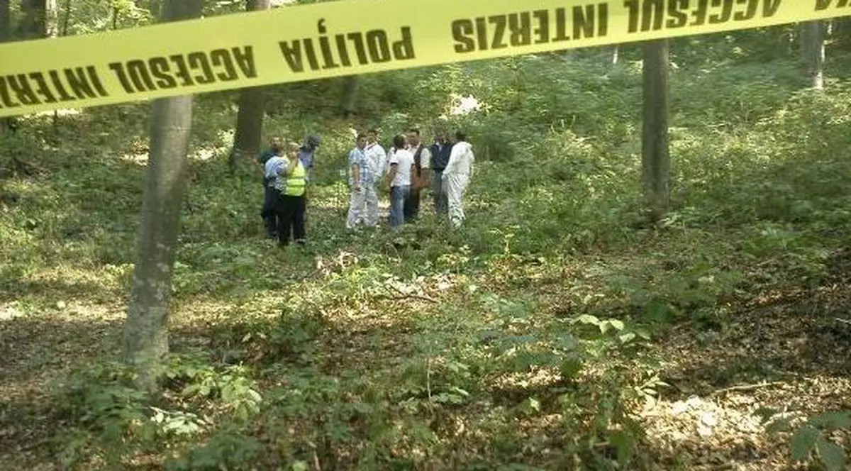 Accident incredibil în județul Argeș. Șoferul unei basculante a fost rănit și a rămas blocat în cabina vehiculului după ce autovehicului a acrușat o poartă din beton care s-a prbulșit peste cabină. Un alt bărbat aflat în camiona scăpat ca prin minune fără leziuni grave. Imagini de coșmar în localitatea Malu Vânăt din jduețul Argeș. Șoferul unei nasculante a rămas blocat în cabina autovehicului peste care s-a prăbușit o bucată imensă de beton dintr-o poartă. Primele date arată că șoferul a încercat să intre pe o poartă cu autobasculanta, însă a apreciat greșit înălțimea unui utilaj pe care basculanta îl avea în spate, iar acesta a dărâmat partea de sus a porții care a căzut exact peste cabină. Șoferul este prins de la brâu în jos, iar pompierii de la descarcerare intervin pentru a-l scoate de acolo. Prijmele date arată că el este în viață. Un alt bărbat aflat și el în cabina strivită de bucata imensă de beton a scăpat ca prin minune, el reușind să iasă singur din habitaclul strivit asemenea unei cutii de conservă.