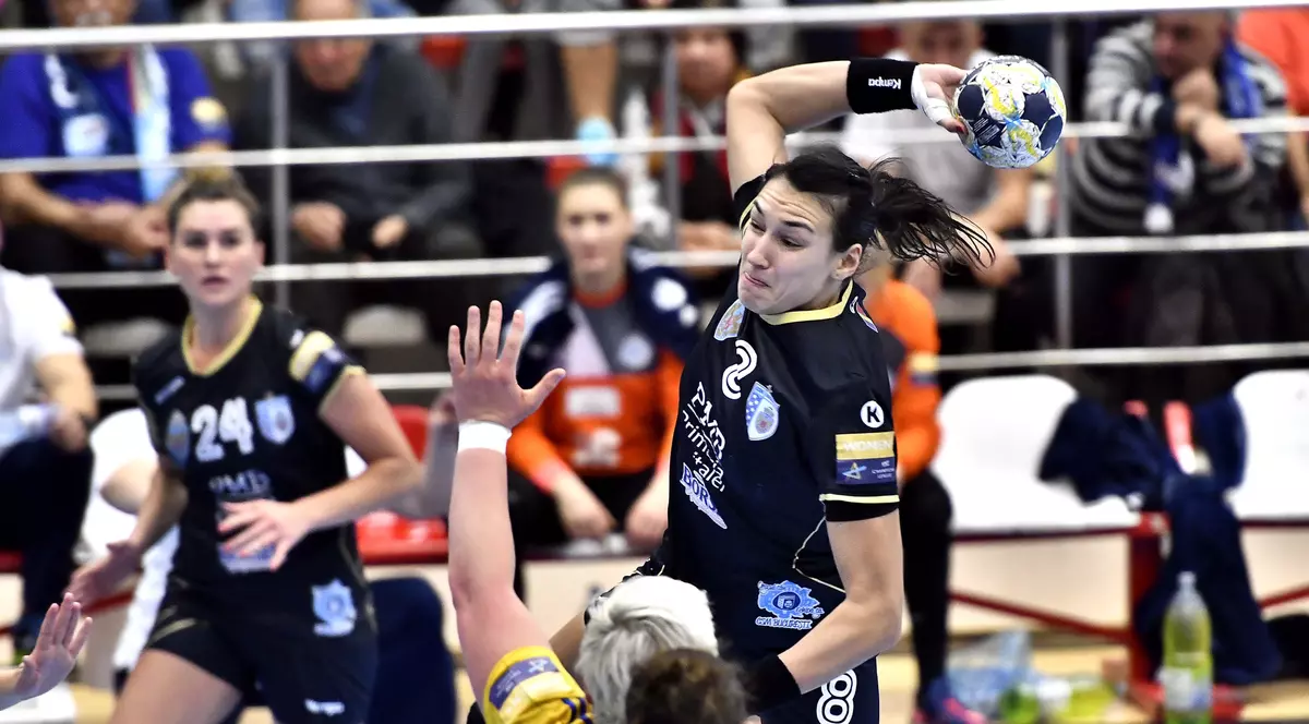 Cristina Neagu in meciul de handbal feminin dintre CSM Bucuresti si Vistal Gdynia, din cadrul Ligii Campionilor, desfasurat in sala Dinamo din Bucuresti, duminica 19 noiembrie 2017. © FOTO Razvan Pasarica/SPORT PICTURES