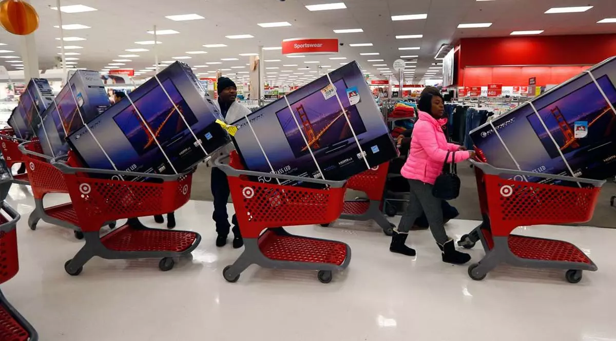 Cum cumperi ieftin de Black Friday 2017 Black Friday 2017 are loc în România pe 17 noiembrie. Sunt, însă, magazine care vor avea reduceri şi în perioada 24-26 noiembrie, iar altele în intervalul 17 – 26 noiembrie. Libertatea te învață cum cumperi ieftin de Black Friday 2017. Românii sunt nerăbdători în privința Black Friday, cel mai mare eveniment de shopping al anului, iar marea majoritate a acestora verifică în noaptea dinainte reducerile pe care le pregătesc retailerii. Unul din doi consumatori online intenționează să își cumpere ceva, iar cele mai căutate produse sunt în continuare telefoanele, laptopurile, televizoarele și electrocasnicele. Un studiul arată că 48% dintre români vor să își cumpere neapărat ceva, https://www.libertatea.ro/stiri/black-friday-la-romani-48-o-sa-cumpere-ceva-iar-45-cauta-telefoane-laptopuri-televizoare-si-electrocasnice-majoritatea-verifica-noaptea-preturile-2030287 iar 38% vor face cumpărături doar dacă vor găsi prețuri cu adevărat mai mici. Un procent de 14% susțin că nu sunt interesați de Black Friday deoarece magazinele românești nu ar avea oferte pe placul lor. Cele mai căutate produse de Black Friday rămân telefoanele, laptopurile, televizoarele și electrocasnicele, 45% dintre respondenți spunând că intenționează să își achiziționeze cel puțin un produs din această categorie. Un procent de 29% preferă produse de îngrijire personală și de fashion, iar restul de 26% plănuiesc să își cumpere componente pentru calcularo, jocuri sau console, jucării și articole de bebeluși. În ziua marilor reduceri, cumpărătorii pot găsi la prețuri avantajoase articole vestimentare și de încălțăminte, produse electronice și electrocasnice, bijuterii, parfumuri, alte accesorii, cărți, jucării etc. Vezi AICI lista magazinelor participante la Black Friday 2017. https://www.libertatea.ro/stiri/lista-magazinelor-participante-la-black-friday-2017-2031552 Vezi și: Reducerile Flanco de Black Friday 2017. Cele mai bune oferte https://www.libertatea.ro/ultima-ora/reducerile-flanco-de-black-friday-2017-cele-mai-bune-oferte-2030481 Parfumuri femei de Black Friday 2017. Cele mai bune oferte https://www.libertatea.ro/stiri/stiri-interne/parfumuri-femei-de-black-friday-2017-2032482 Reducerile Fashion Days de Black Friday 2017 https://www.libertatea.ro/stiri/stiri-interne/reducerile-fashion-days-de-black-friday-2017-2032537 Cele mai ieftine anvelope de Black Friday 2017. Vezi care este soluția cea mai convenabilă https://www.libertatea.ro/stiri/stiri-interne/cele-mai-ieftine-anvelope-de-black-friday-2017-2033562 Încălțăminte ieftină de Black Friday 2017. Cele mai bune prețuri https://www.libertatea.ro/stiri/stiri-interne/incaltaminte-ieftina-de-black-friday-2017-2033994 Reducerile Top Shop de Black Friday 2017 https://www.libertatea.ro/stiri/stiri-interne/reducerile-top-shop-de-black-friday-2017-2034081 Mașini de spălat la reducere de Black Friday 2017 https://www.libertatea.ro/stiri/masini-de-spalat-la-reducere-de-black-friday-2017-2034293 Laptopuri ieftine de Black Friday 2017. Unde găsești laptopuri sub 1.000 de lei https://www.libertatea.ro/stiri/laptopuri-ieftine-de-black-friday-2017-unde-gasesti-laptopuri-sub-1-000-de-lei-2036336 Telefoane ieftine de Black Friday 2017 https://www.libertatea.ro/stiri/telefoane-ieftine-de-black-friday-2017-2038830 Black Friday 2017 la eMag: 50.000 de televizoare, 60.000 de telefoane și plata în 60 de rate fără dobândă. Compania are la promoție și bilete de avion, autoturisme, aur și abonamente la Digi Mobil https://www.libertatea.ro/stiri/black-friday-2017-la-emag-retailerul-online-lanseaza-plata-60-de-rate-fara-dobanda-emag-vinde-la-promotie-bilete-de-avion-autoturisme-aur-si-abonamente-la-digi-mobil-2038848 Cuptoare cu microunde la ofertă de Black Friday 2017 https://www.libertatea.ro/utile-si-servicii/black-friday/cuptoare-cu-microunde-la-oferta-de-black-friday-2017-2034401 Aparate foto la reducere de Black Friday 2017 https://www.libertatea.ro/utile-si-servicii/black-friday/aparate-foto-la-reducere-de-black-friday-2017-2037354 Televizoare ieftine la reducere de Black Friday 2017 https://www.libertatea.ro/utile-si-servicii/black-friday/televizoare-ieftine-la-reducere-de-black-friday-2017-2036320 În plus, trebuie să știi următoarele lucruri ca să cumperi ieftin de Black Friday 2017 https://www.libertatea.ro/stiri/ce-sa-faci-ca-sa-nu-iei-teapa-de-black-friday-2017-2021617 Verificați data evenimentului - Verificarea datei la care are loc Black Friday este primul lucru care trebuie făcut. La alți retaileri data poate să varieze sau să nu fie o dată, ci un interval de zile. Comparați prețurile la alte magazine - Dacă ați hotărât că vreți să achiziționați un produs de Black Friday, nu trebuie neapărat să îl achiziționați la prima promoție pe care ați pus ochii. Pe internet există mai multe comparatoare de prețuri, precum Compari.ro sau Price.ro, cu ajutorul cărora puteți vedea dacă alți comercianți au prețuri mai mici la același produs. Verificați condițiile de livrare - În cazul unei achiziții de produse de pe internet, ANPC recomandă utilizatorilor să verifice dacă retailerii informează corect asupra caracteristicilor produsului, despre condițiile de livrare sau modalitățile de plată. Astfel, puteți evita firmele-fantomă, care dispar cu banii fără a trimite produsele.