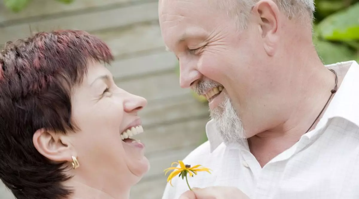 Adela vă sfătuiește în sex și iubire. „Am 58 de ani şi sunt văduvă de 5 ani. Mă tot gândesc de la o vreme dacă aş putea să îndrăznesc să-mi refac viaţa”