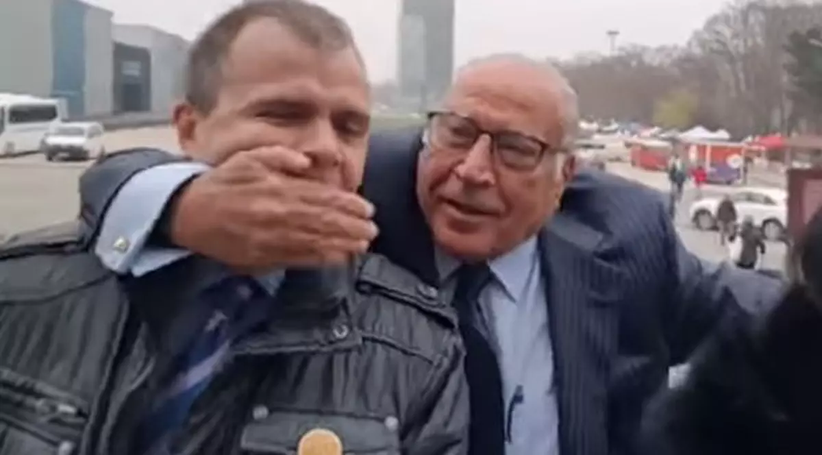 VIDEO/ Circ la Târgul de carte. Voiculescu i-a pus mâna la gură unui jurnalist. „Haideți să vorbim, ca de la jurnalist la infractor”