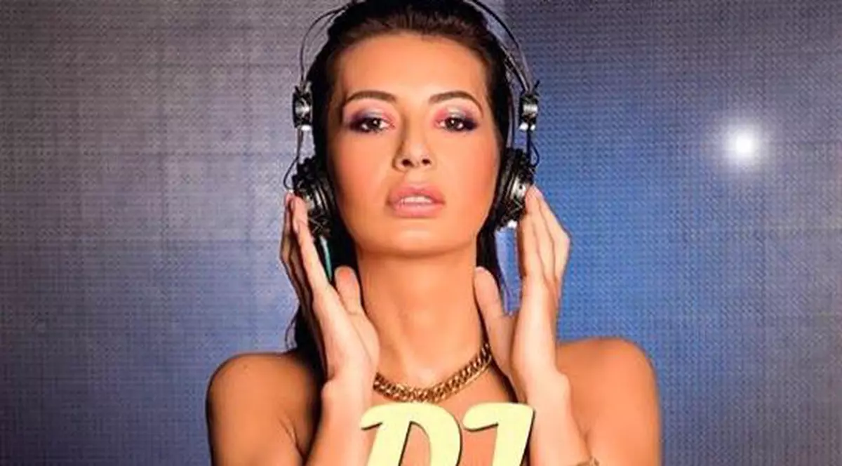 DJ Harra și-a pus silicoane în secret. Cum arată noul bust al vedetei