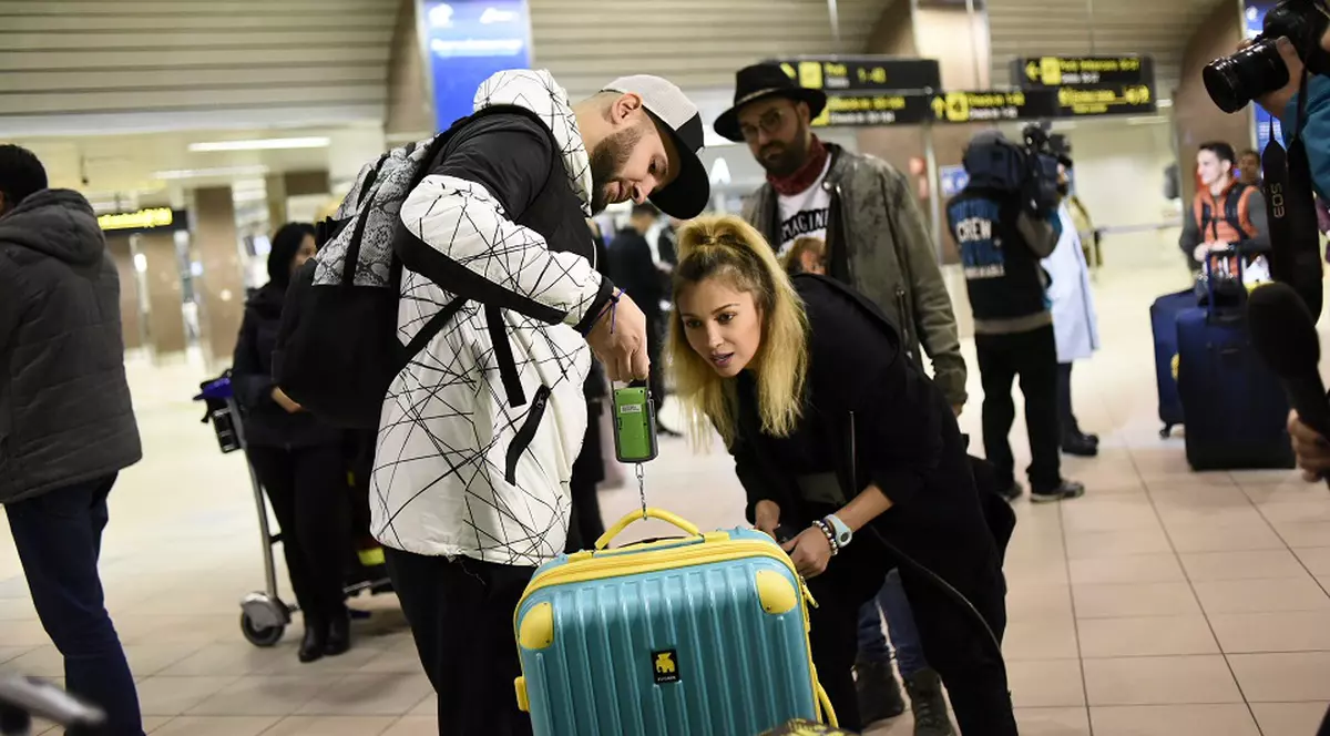 Vedetele au luat startul în aventura Asia Express. Imagini din aeroport.