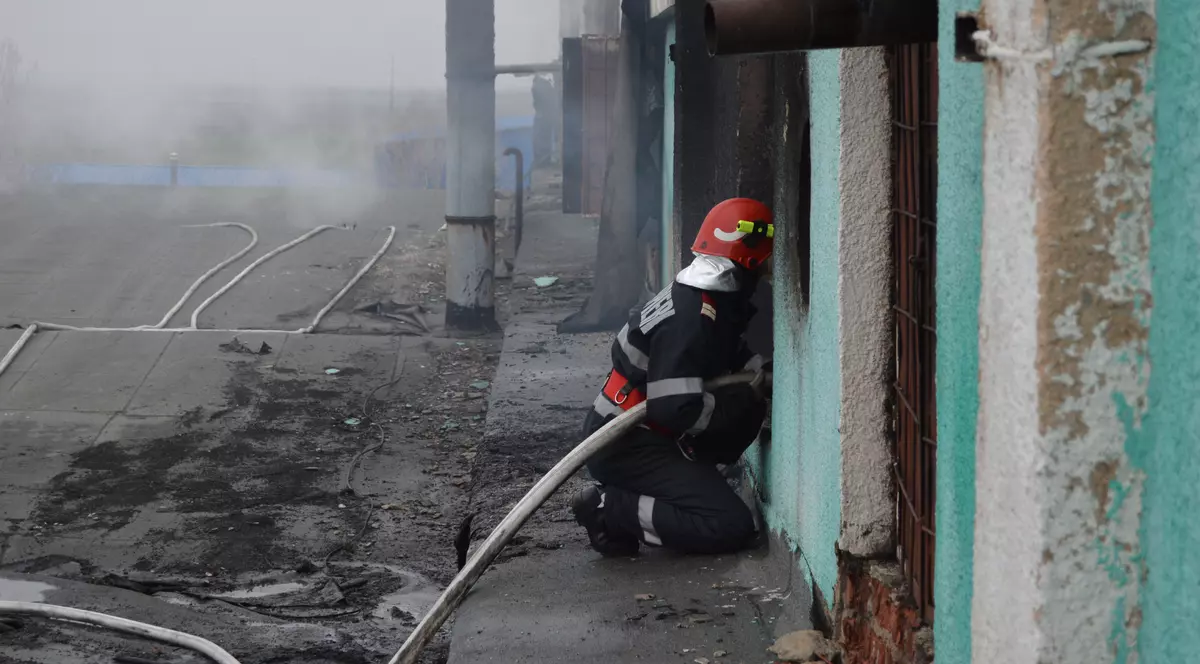 Pompierii din Brăila se luptă de aproape 12 ore să stingă un incendiu puternic la o fabrică dezafectată de preparare a cărnii