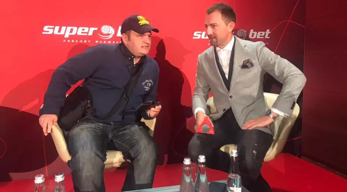 Jerzy Dudek (dreapta), în timpul discuției cu jurnalistul ziarului Libertatea.