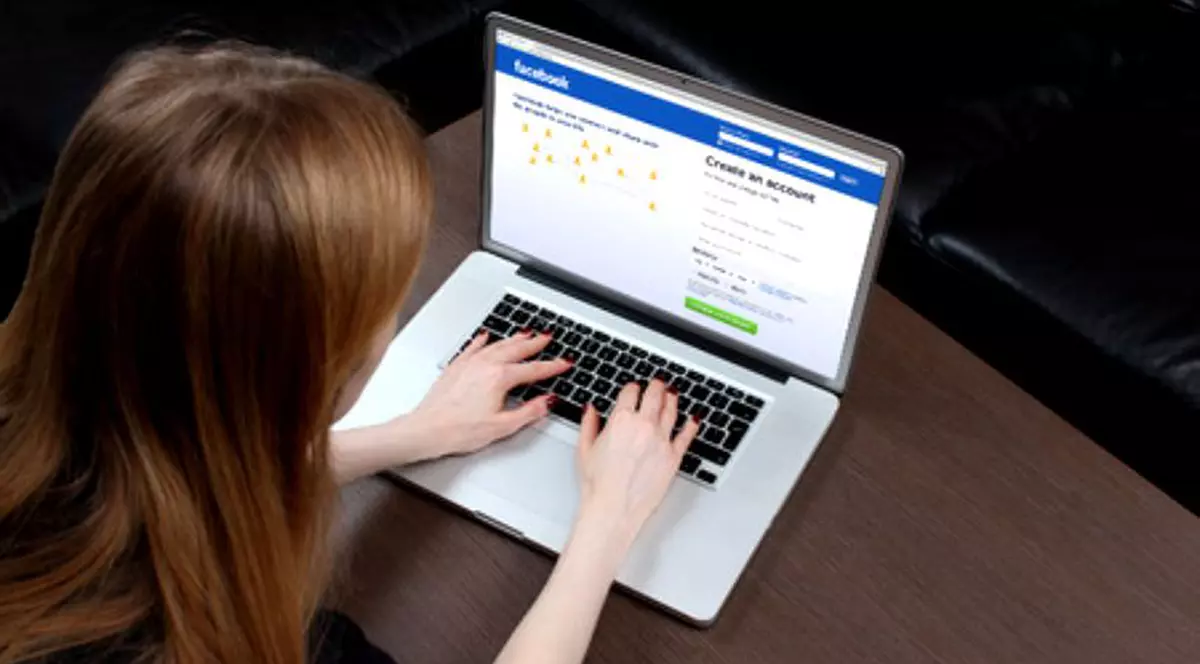 Facebook investighează propaganda rusă de la Brexit. Facebook deschis pe un Mac