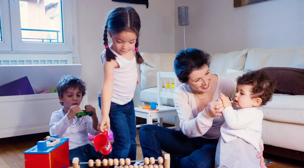 Mai multe femei decât bărbați își cresc singure copiii