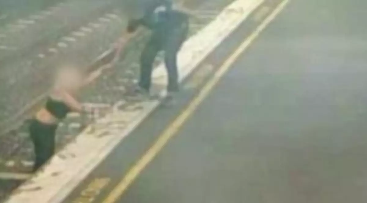 VIDEO | O femeie a fost salvată în ultima clipă, după ce a ajuns pe șinele de metrou. După doar câteva secunde, trenul a ajuns în stație