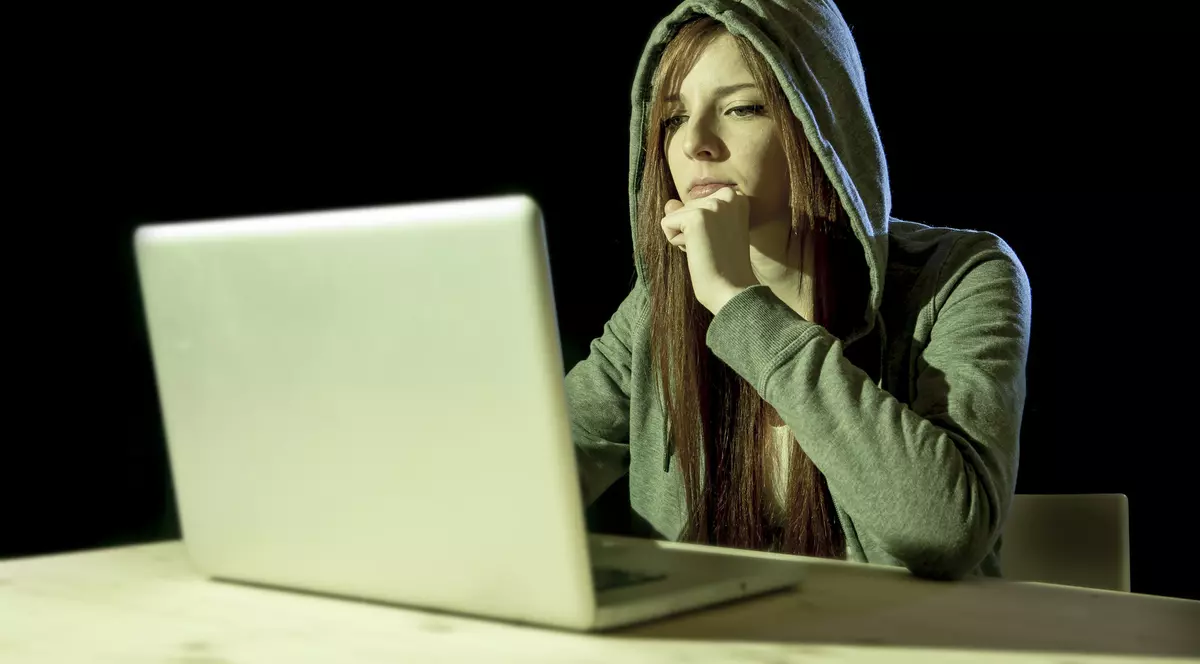 Psihologia spionării virtuale sau de ce intri pe contul iubitului