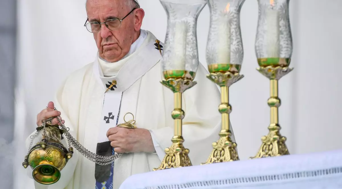 Papa Francisc, nemulțumit de cei care fac poze în timpul liturghiei: "Nu este un spectacol"