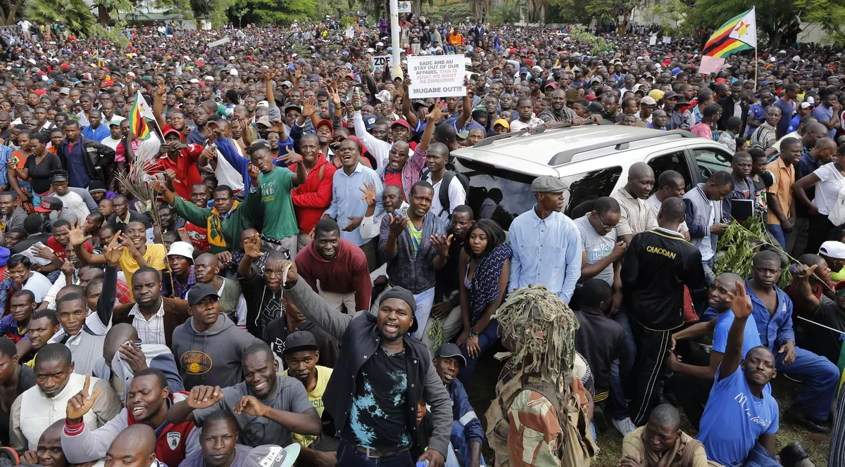 FOTO | Criză în Zimbabwe: Mii de oameni au ieșit pe străzi pentru cere demisia lui Robert Mugabe