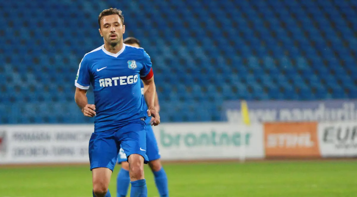 Lucian Sanmartean in meciul de fotbal dintre Pandurii Targu Jiu si FC Botosani, din etapa a XII-a a Ligii 1, disputat pe stadionul Municipal din Drobeta-Turnu Severin, sambata 15 octombrie 2016.