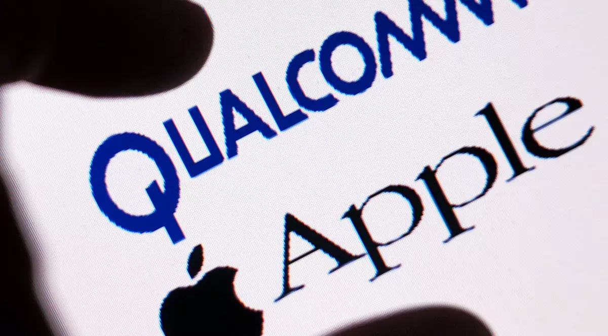 Apple cere interzicerea procesoarelor de pe majoritatea smartphone-urilor Android. Apple a dat în judecată Qualcomm pe motiv de încălcare a brevetelor sale. Miza este de miliarde de dolari. Ecran cu logo-urile Qualcomm și Apple
