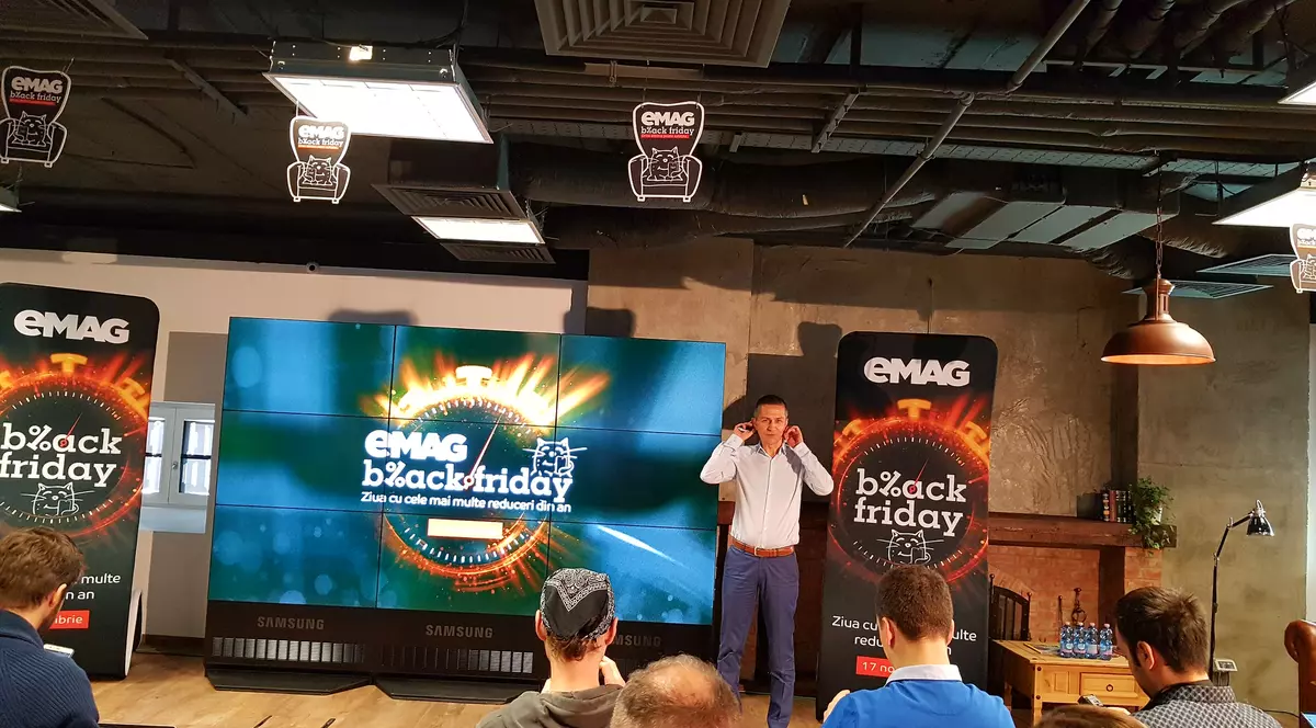 Iulian Stanciu prezintă reducerile eMag de Black Friday 2017 în cadrul unei conferințe de presă.