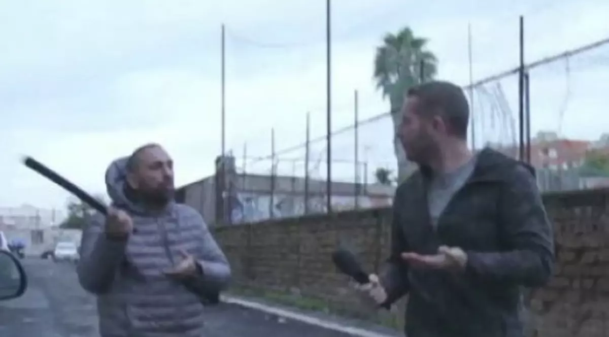 VIDEO | Fratele unui mafiot a lovit un jurnalist, în timpul interviului
