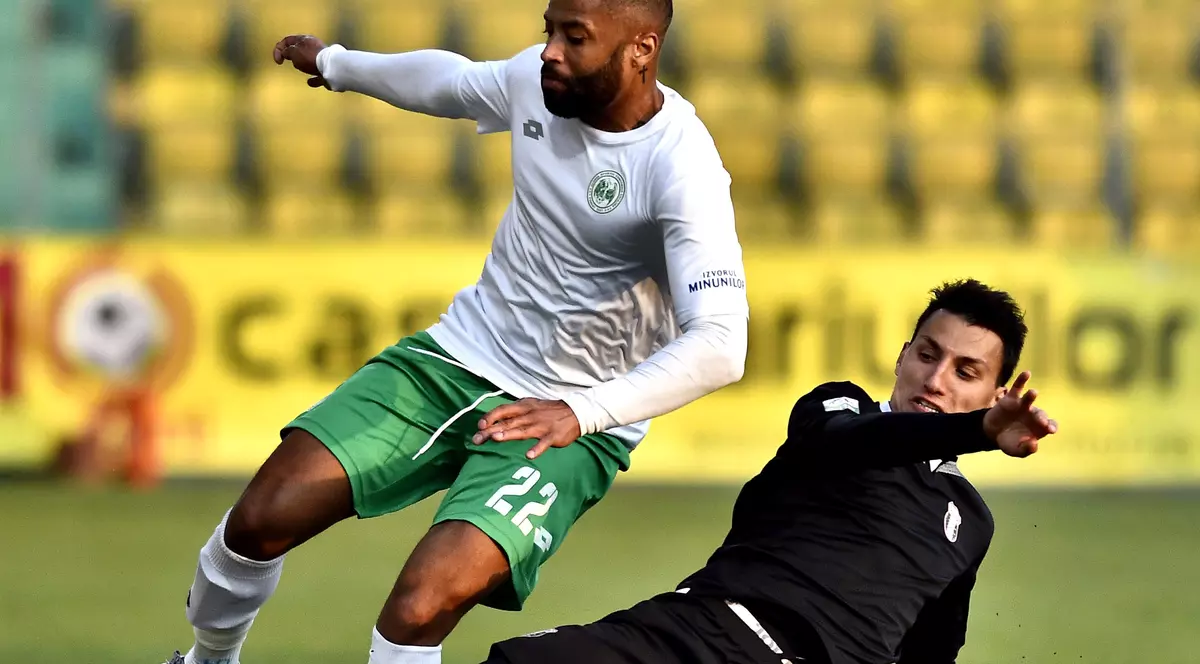 Romario Kortzorg (în alb) a fost scos cu Poliția Comunitară din sediul clubului Concordia Chiajna