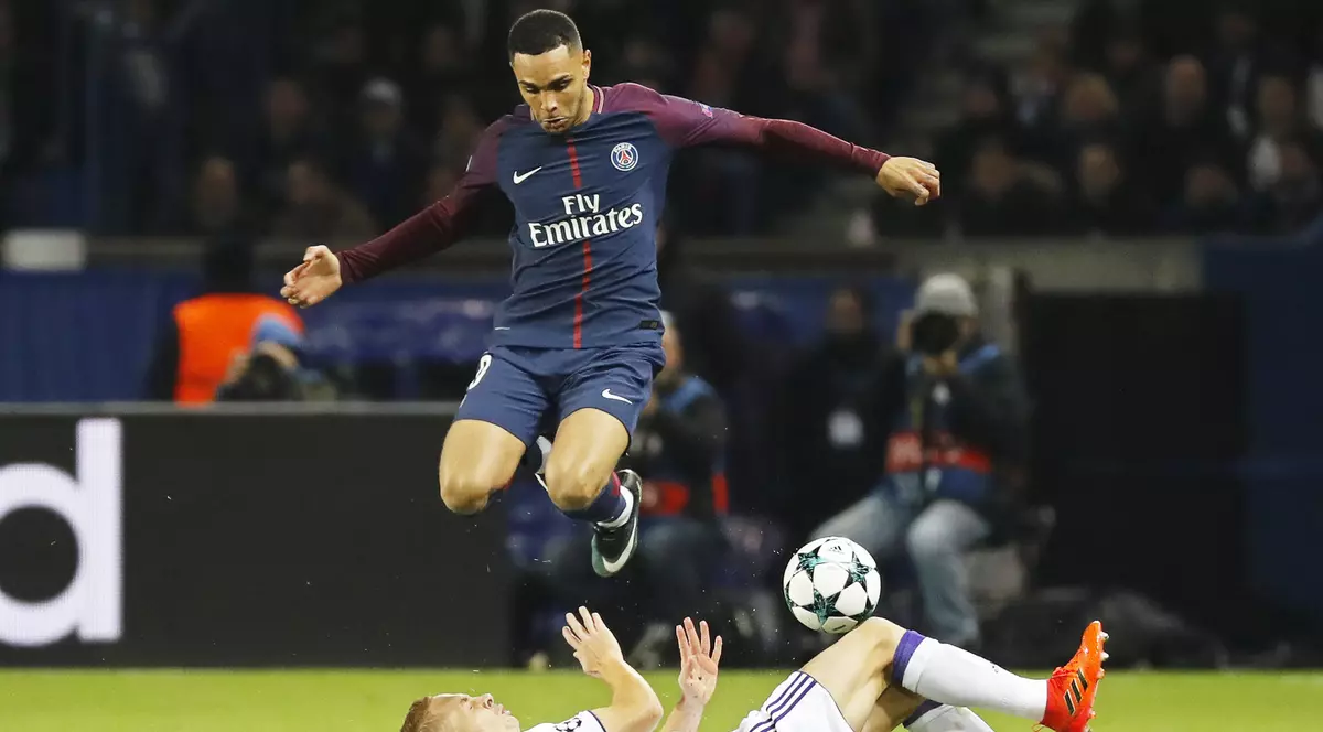 Layvin Kurzawa, fundașul lui PSG, sărind pentru un fotbalist al lui Anderlecht. (FOTO: EPA)