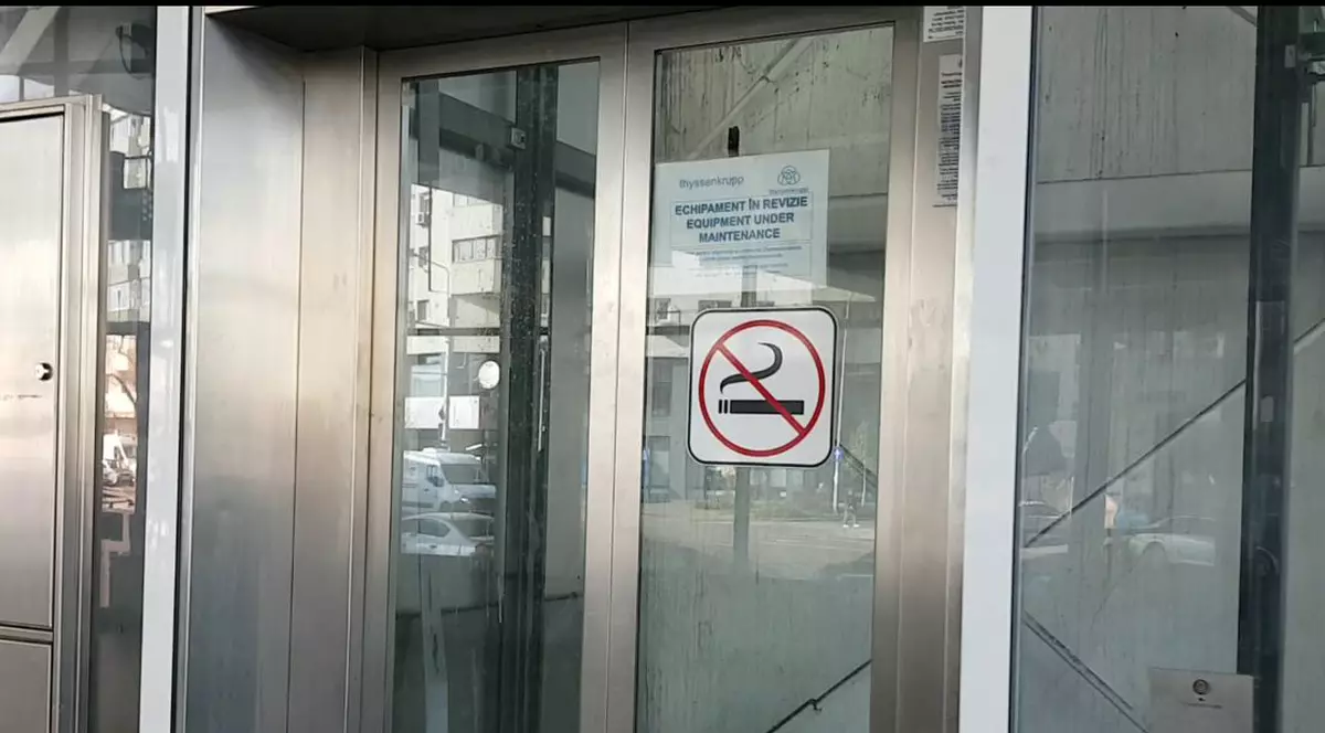 O femeie a fost prinsă între ușile liftului. Ea se uita la telefon și nu a văzut că liftul este defect