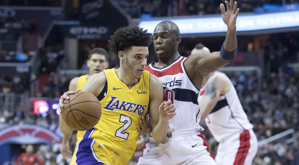 Lonzo Ball (în galben) încearcă să depășească un adversar. (FOTO: EPA)