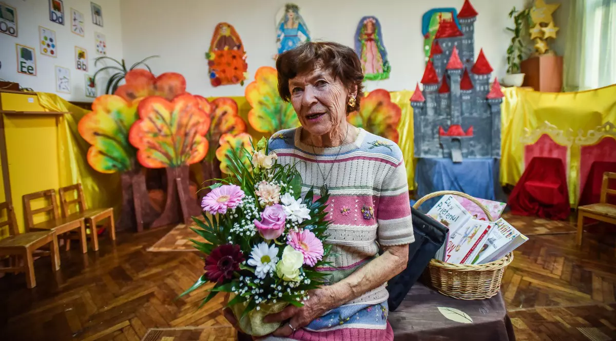 Franțuzoaica de 84 de ani care face voluntariat în grădinițele din Sibiu