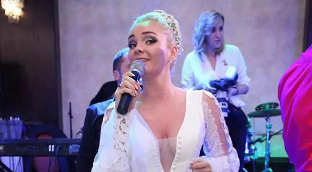 Bărbatul cu care Maria Constantin s-a filmat în ipostaze incendiare a gafat grav. S-a dat de gol în emisiune că nu și-o poate scoate din minte pe blondă Â VIDEO