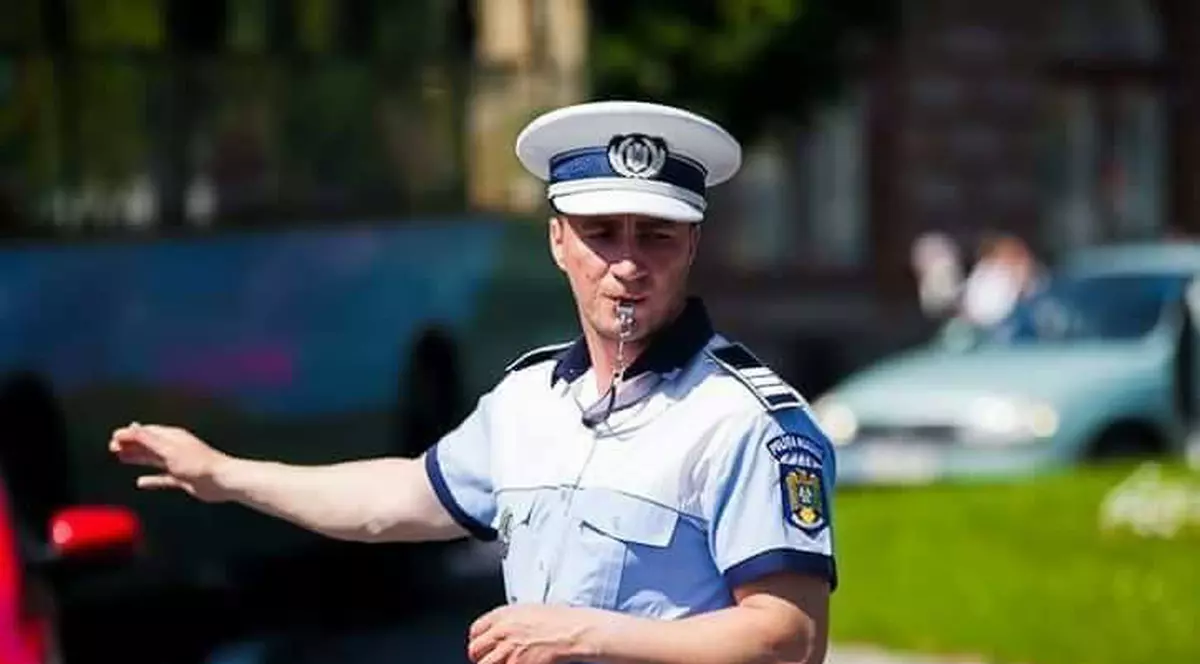 Polițistul Marian Godină a dus ajutoare sinistraților din Zizin, județul Brașov