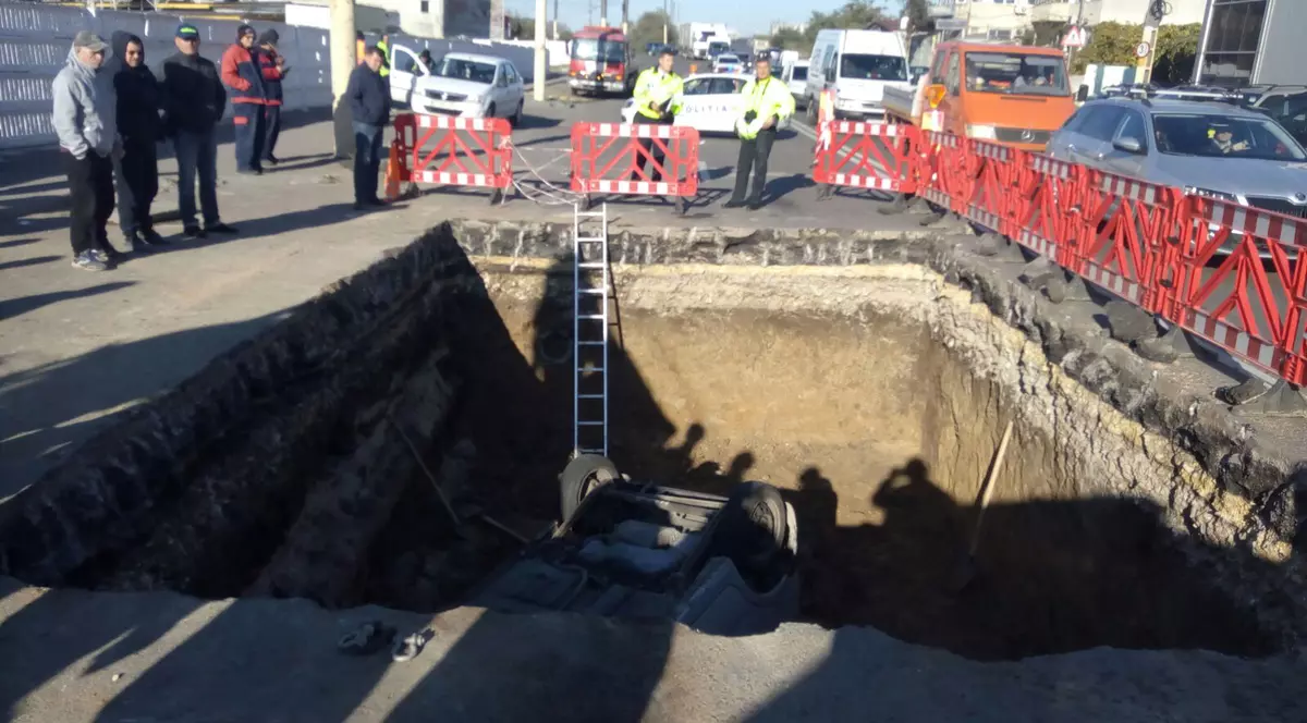 O mașină a căzut într-o groapă în care se aflau mai mulți muncitori în Constanța