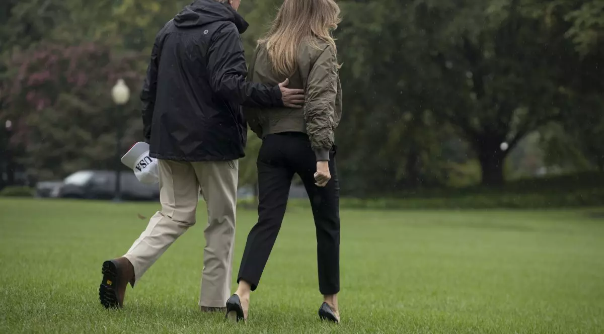 Cu ce s-a îmbrăcat Melania Trump în Japonia