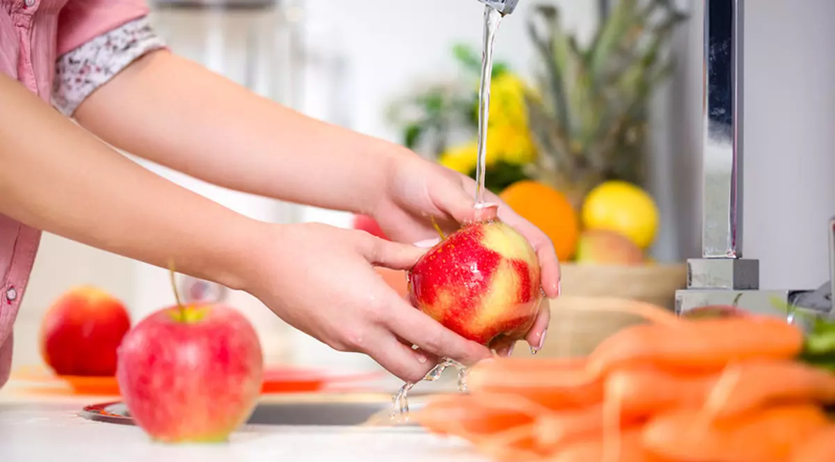 Dacă mănânci mere des, află că nu e suficient doar să le speli cu apă