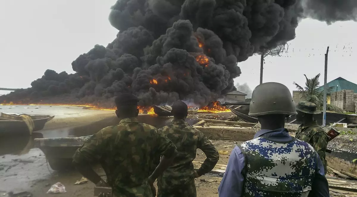 Trei soldaţi şi 13 terorişti au fost ucişi într-un atac jihadist, în Mali. Mai mulți soldați africani se uită la un fum negru, gros și înecăcios, rezultat în urma unei explozii