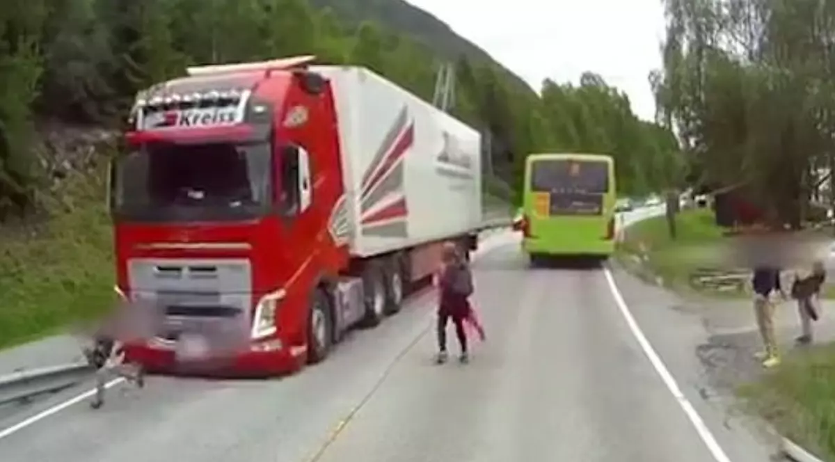VIDEO | Momentul șocant în care un copil era să fie lovit de un camion. Accidentul a fost evitat la milimetru