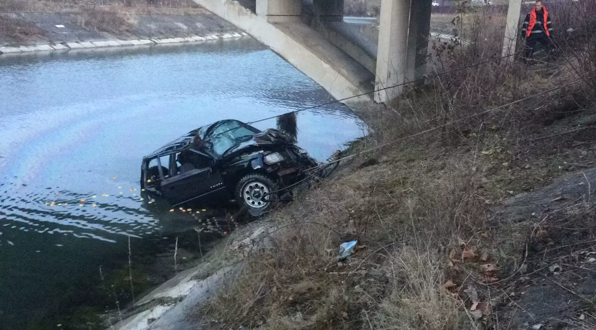O mașină a căzut în canalul hidrocentralei din Pângăraţi, Neamţ
